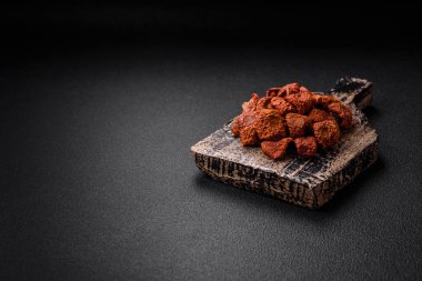 Lezzetli olgun kırmızı elma, özel bir kurutucuda dilimlenmiş ve kurutulmuş. Tatlı yapmak için gereksinimler