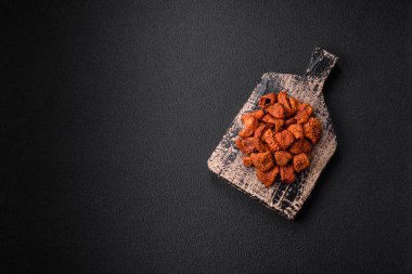 Lezzetli olgun kırmızı elma, özel bir kurutucuda dilimlenmiş ve kurutulmuş. Tatlı yapmak için gereksinimler