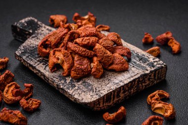 Lezzetli olgun kırmızı elma, özel bir kurutucuda dilimlenmiş ve kurutulmuş. Tatlı yapmak için gereksinimler