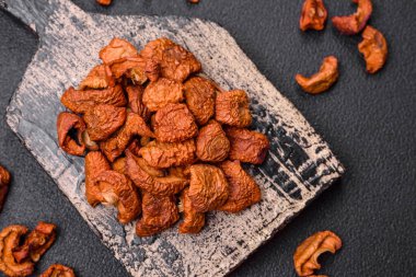 Lezzetli olgun kırmızı elma, özel bir kurutucuda dilimlenmiş ve kurutulmuş. Tatlı yapmak için gereksinimler