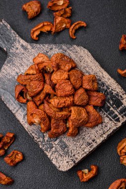 Lezzetli olgun kırmızı elma, özel bir kurutucuda dilimlenmiş ve kurutulmuş. Tatlı yapmak için gereksinimler