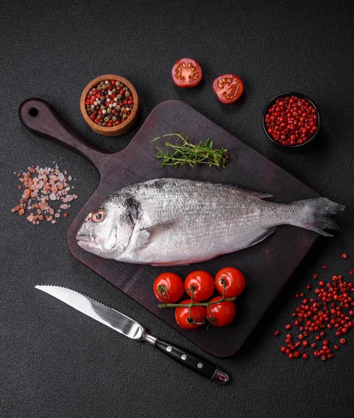 Färsk Dorada Fisk Med Salt Kryddor Och Örter Mörk Betong — Stockfoto