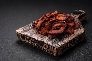 Taze tatlı mavi erik dilimlenmiş ve tatlılar için bir malzeme olarak kurutulmuş.