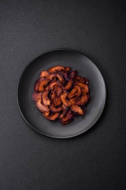 Taze tatlı mavi erik dilimlenmiş ve tatlılar için bir malzeme olarak kurutulmuş.