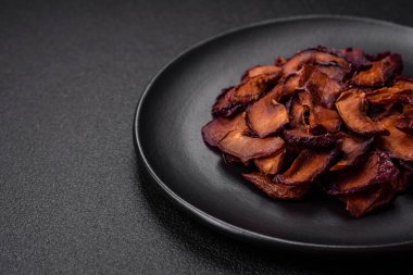 Taze tatlı mavi erik dilimlenmiş ve tatlılar için bir malzeme olarak kurutulmuş.