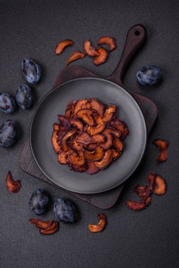 Taze tatlı mavi erik dilimlenmiş ve tatlılar için bir malzeme olarak kurutulmuş.