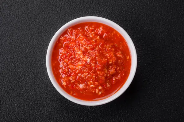 Köstliche Scharfe Rote Sauce Mit Salz Und Gewürzen Einer Keramikschüssel — Stockfoto