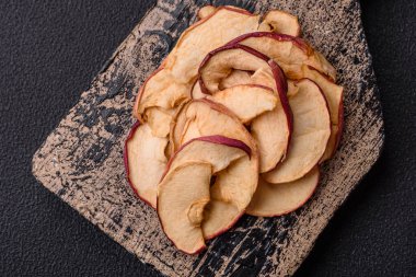 Lezzetli olgun kırmızı elma, özel bir kurutucuda dilimlenmiş ve kurutulmuş. Tatlı yapmak için gereksinimler