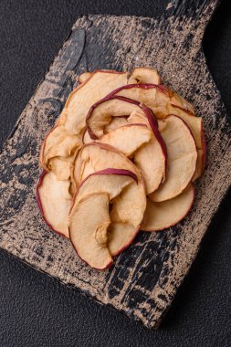 Lezzetli olgun kırmızı elma, özel bir kurutucuda dilimlenmiş ve kurutulmuş. Tatlı yapmak için gereksinimler