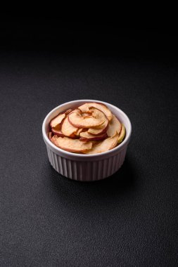 Lezzetli olgun kırmızı elma, özel bir kurutucuda dilimlenmiş ve kurutulmuş. Tatlı yapmak için gereksinimler