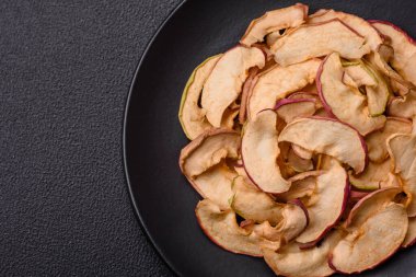 Lezzetli olgun kırmızı elma, özel bir kurutucuda dilimlenmiş ve kurutulmuş. Tatlı yapmak için gereksinimler