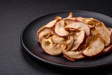 Lezzetli olgun kırmızı elma, özel bir kurutucuda dilimlenmiş ve kurutulmuş. Tatlı yapmak için gereksinimler