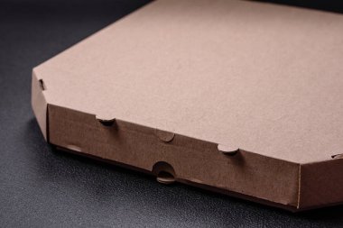 Lezzetli pizza teslimatı için boş karton dikdörtgen kahverengi kutu. Paket servisi.