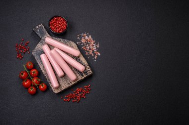 Lezzetli taze vejetaryen sosis veya sebze proteinli tofu veya seitan baklagillerden yapılmış sosis, arkaplanda tuz ve baharatlı yağsız buğday.