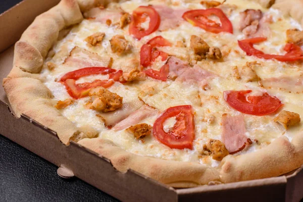 Pyszna Gorąca Pizza Kurczakiem Pomidorami Serem Bekonem Solą Przyprawami Oraz — Zdjęcie stockowe