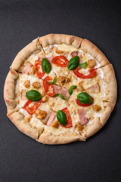Pyszna Gorąca Pizza Kurczakiem Pomidorami Serem Bekonem Solą Przyprawami Oraz — Zdjęcie stockowe