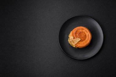 Yuvarlak poğaçalı kruvasan ahududu dolgulu ya da koyu beton arka planda New York rulosu