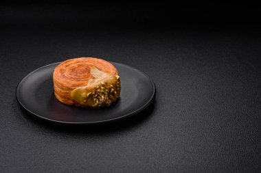 Yuvarlak poğaçalı kruvasan ahududu dolgulu ya da koyu beton arka planda New York rulosu