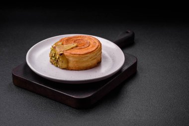 Yuvarlak poğaçalı kruvasan ahududu dolgulu ya da koyu beton arka planda New York rulosu