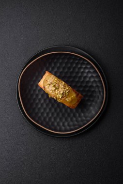 Yuvarlak poğaçalı kruvasan ahududu dolgulu ya da koyu beton arka planda New York rulosu