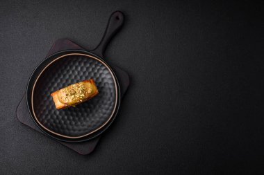 Yuvarlak poğaçalı kruvasan ahududu dolgulu ya da koyu beton arka planda New York rulosu