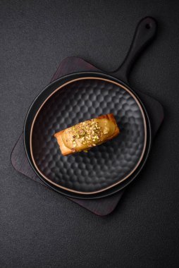 Yuvarlak poğaçalı kruvasan ahududu dolgulu ya da koyu beton arka planda New York rulosu