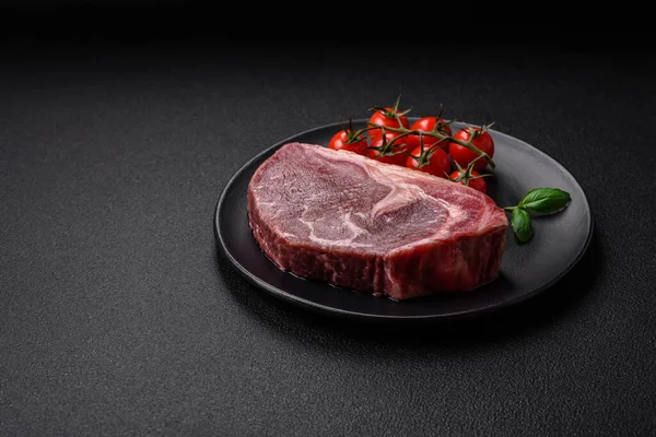 Friss Nyers Marhahús Csíkos Steak Sóval Fűszerekkel Fűszernövényekkel Sötét Beton — Stock Fotó