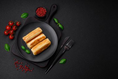 Brokoli ve etli nefis ev yapımı krepler mi yoksa koyu beton arka planda tuz ve baharatlı balıklar mı?