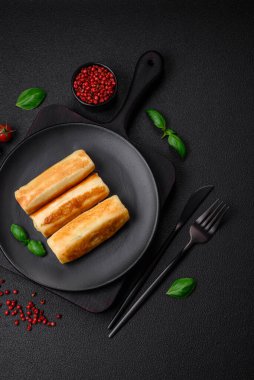 Brokoli ve etli nefis ev yapımı krepler mi yoksa koyu beton arka planda tuz ve baharatlı balıklar mı?