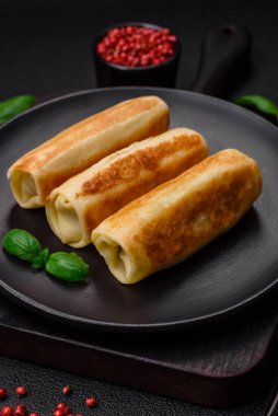 Brokoli ve etli nefis ev yapımı krepler mi yoksa koyu beton arka planda tuz ve baharatlı balıklar mı?