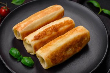 Brokoli ve etli nefis ev yapımı krepler mi yoksa koyu beton arka planda tuz ve baharatlı balıklar mı?