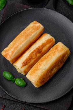 Brokoli ve etli nefis ev yapımı krepler mi yoksa koyu beton arka planda tuz ve baharatlı balıklar mı?