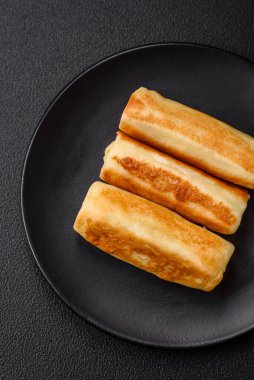 Brokoli ve etli nefis ev yapımı krepler mi yoksa koyu beton arka planda tuz ve baharatlı balıklar mı?