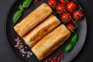 Brokoli ve etli nefis ev yapımı krepler mi yoksa koyu beton arka planda tuz ve baharatlı balıklar mı?