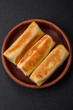 Brokoli ve etli nefis ev yapımı krepler mi yoksa koyu beton arka planda tuz ve baharatlı balıklar mı?