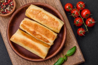 Brokoli ve etli nefis ev yapımı krepler mi yoksa koyu beton arka planda tuz ve baharatlı balıklar mı?