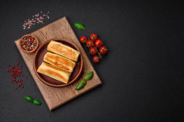 Brokoli ve etli nefis ev yapımı krepler mi yoksa koyu beton arka planda tuz ve baharatlı balıklar mı?