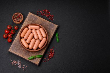 Lezzetli taze vejetaryen sosis veya sebze proteinli tofu veya seitan baklagillerden yapılmış sosis, arkaplanda tuz ve baharatlı yağsız buğday.