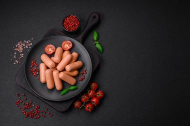 Lezzetli taze vejetaryen sosis veya sebze proteinli tofu veya seitan baklagillerden yapılmış sosis, arkaplanda tuz ve baharatlı yağsız buğday.