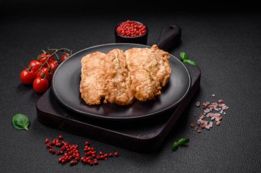 Lezzetli kızarmış tavuk pirzolası ya da tuzlu, baharatlı ve çimento kaplı kızarmış domuz eti.