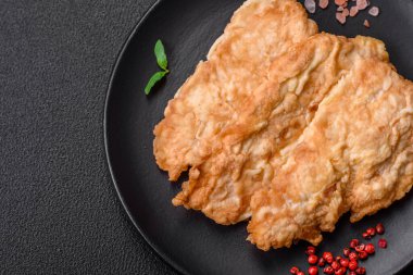 Lezzetli kızarmış tavuk pirzolası ya da tuzlu, baharatlı ve çimento kaplı kızarmış domuz eti.