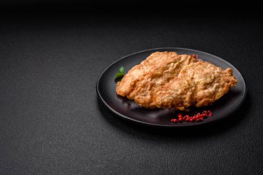 Lezzetli kızarmış tavuk pirzolası ya da tuzlu, baharatlı ve çimento kaplı kızarmış domuz eti.