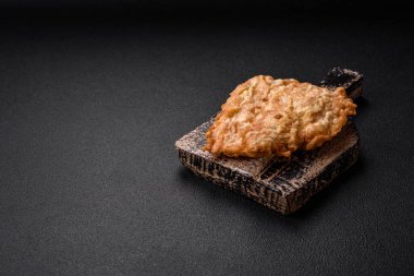 Lezzetli kızarmış tavuk pirzolası ya da tuzlu, baharatlı ve çimento kaplı kızarmış domuz eti.