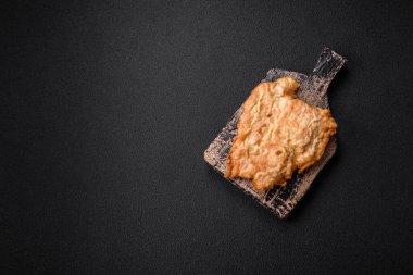 Lezzetli kızarmış tavuk pirzolası ya da tuzlu, baharatlı ve çimento kaplı kızarmış domuz eti.