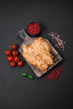 Lezzetli kızarmış tavuk pirzolası ya da tuzlu, baharatlı ve çimento kaplı kızarmış domuz eti.