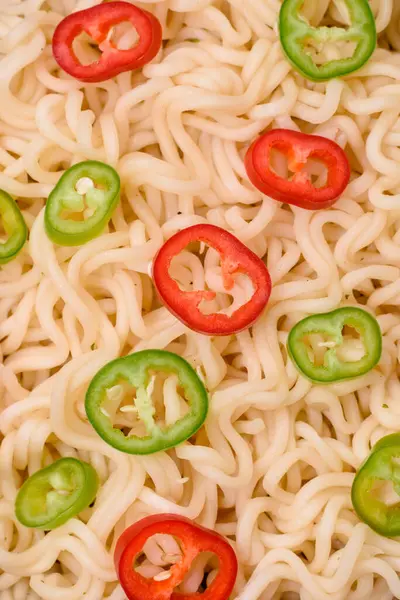 Lahodná Asijská Kuchyně Rýžovými Nudlemi Paprikou Houbami Kořením Tmavém Betonovém — Stock fotografie