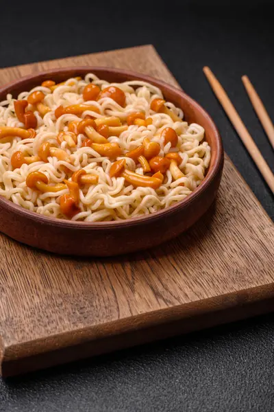 Lahodná Asijská Kuchyně Rýžovými Nudlemi Paprikou Houbami Kořením Tmavém Betonovém — Stock fotografie