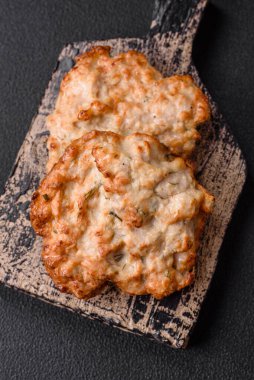 Lezzetli kızarmış tavuk pirzolası ya da tuzlu, baharatlı ve çimento kaplı kızarmış domuz eti.