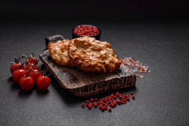 Lezzetli kızarmış tavuk pirzolası ya da tuzlu, baharatlı ve çimento kaplı kızarmış domuz eti.