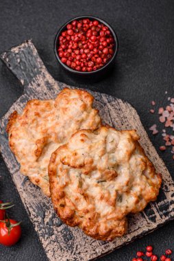 Lezzetli kızarmış tavuk pirzolası ya da tuzlu, baharatlı ve çimento kaplı kızarmış domuz eti.
